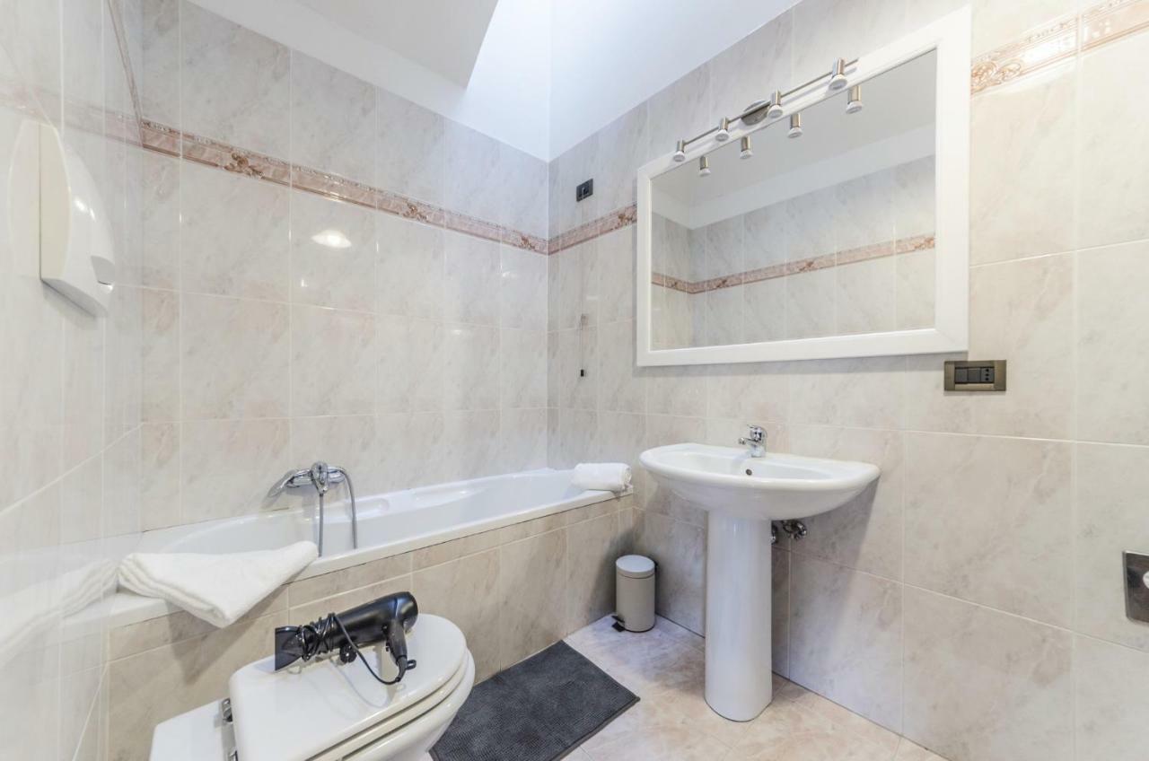 Maurizio House - Near The Train Station Apartament
